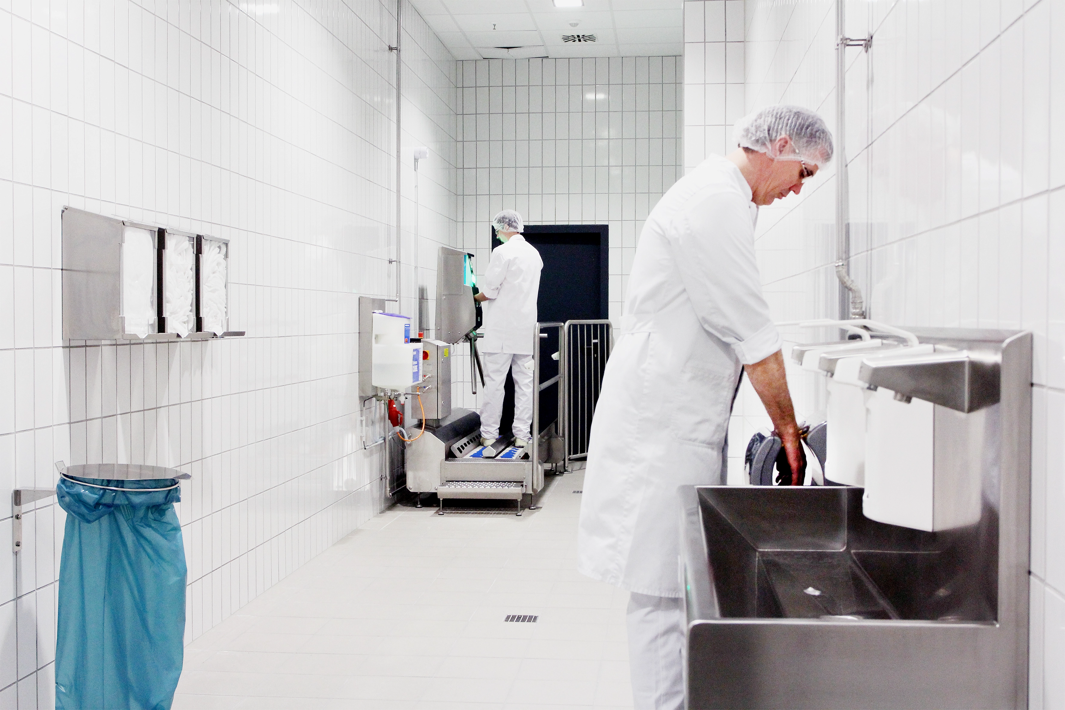 Schone en droge handen van productiemedewerkers